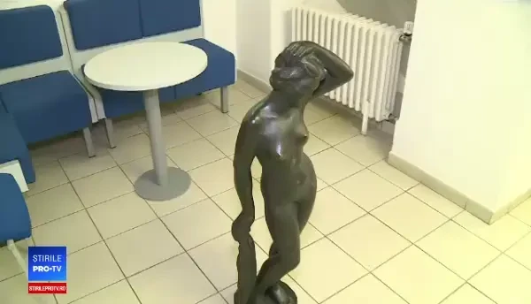 Un hoț s-a chinuit 2 zile să fure o statuetă. Cum a fost prins de polițiști