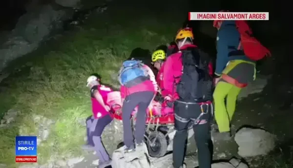 Turist din Timișoara, cu o fractură la un picior, coborât cu dificultate de pe munte