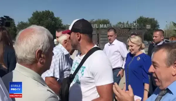 Dăncilă, huiduită la Constanţa: Parlamentul trebuie să adopte un proiect pentru a opri calomnia şi defăimarea