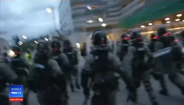 Aeroportul din Hong Kong, blocat de protestatari. Mai multe persoane, bătute la metrou