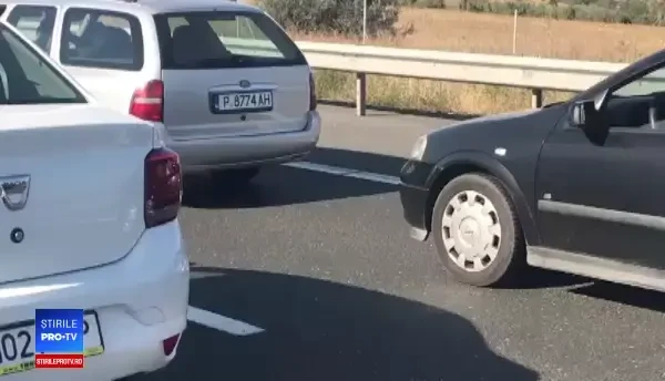 Trafic blocat pe Autostrada Soarelui. O mașină a luat foc după un accident