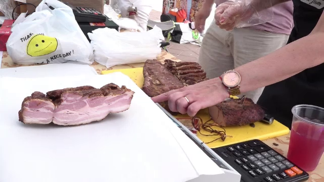 Produsele bio care au atras numeroși oameni la o piaţă volantă din Iași. „Sunt delicioase”