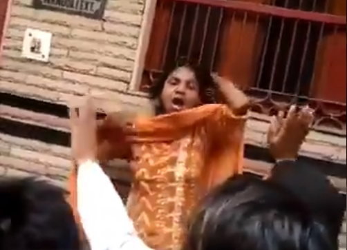 Femeie însărcinată, bătută din cauza unor zvonuri, în plină stradă. VIDEO ȘOCANT