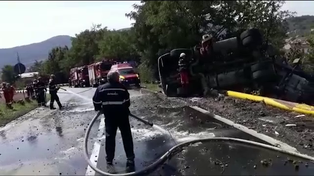 Accident grav în Vâlcea. Un TIR s-a răsturnat peste o conductă de gaze