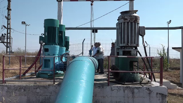 Fermierii români apelează la soluţii disperate din cauza secetei. "Moare tot"