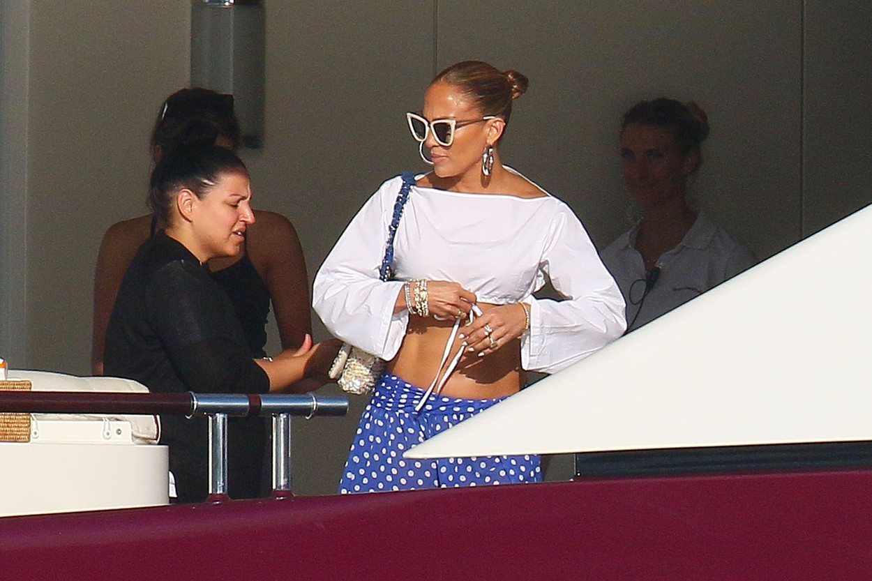 Jennifer Lopez, din nou în centrul atenției în St.Tropez. Nu a lăsat loc imaginației. FOTO