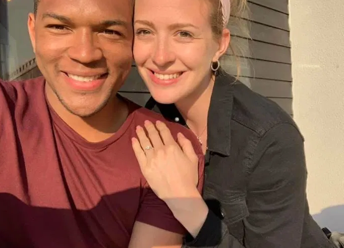 Cum a reușit un bărbat să-și ceară iubita în căsătorie de mai multe ori, fără ca ea să afle