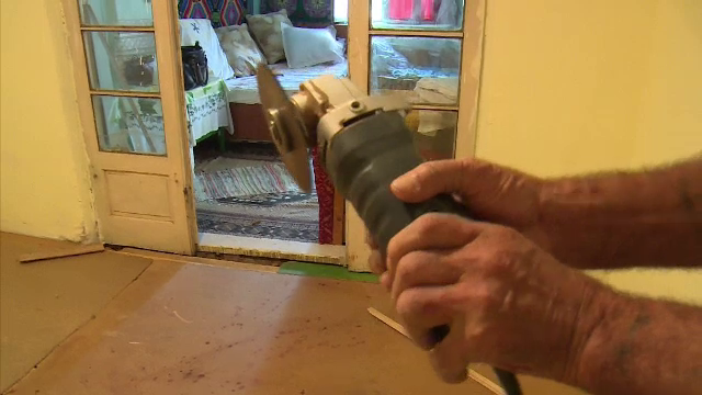 Şi-a tăiat mâna şi piciorul când punea parchet în casă: „Cred că a fost neatenţie"