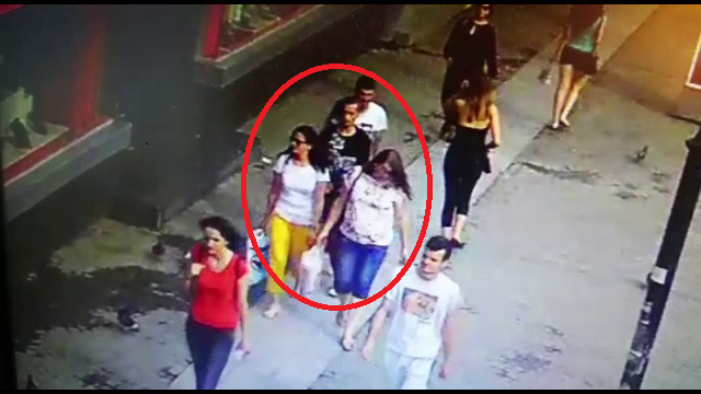 Momentul în care o tânără este jefuită de doi bărbați, în Iași. Ce au făcut cu cardul ei