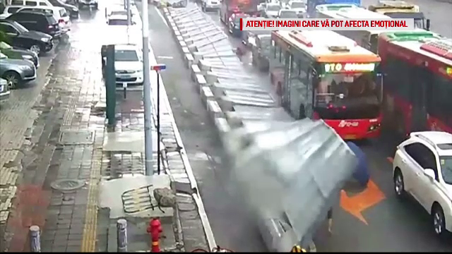 Momentul în care un gard uriaş cade peste pietoni. Un bebeluş şi 2 copii, printre victime