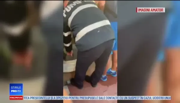 Copil de 3 ani și bunicul său, blocați într-o fântână. Cum au fost salvați