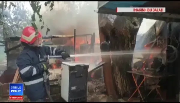 Incendiu violent la o gospodărie din Galați. De la ce ar fi pornit focul