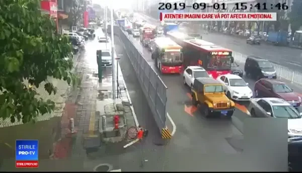 Momentul în care un gard uriaş cade peste pietoni. Un bebeluş şi 2 copii, printre victime