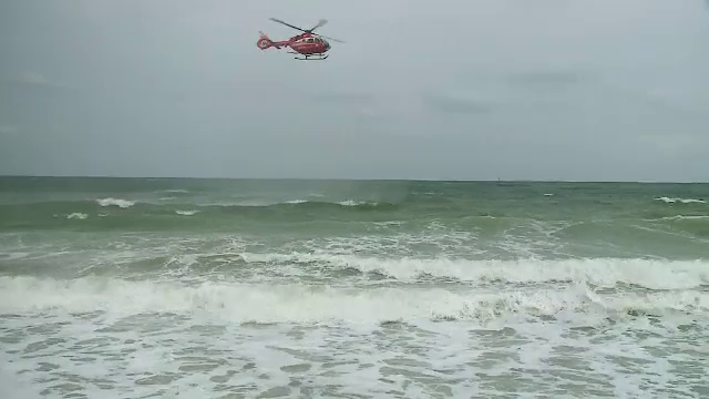 Adolescent dispărut în mare. Salvatorii îl caută cu un elicopter și navă cu sonar