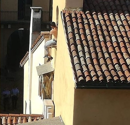 Un român a încercat să scape de carabinieri cățărându-se pe acoperișuri. De ce era acuzat