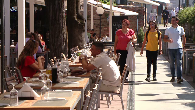 Piața restaurantelor, în creștere. Tot mai mulți români mănâncă în oraș zilnic