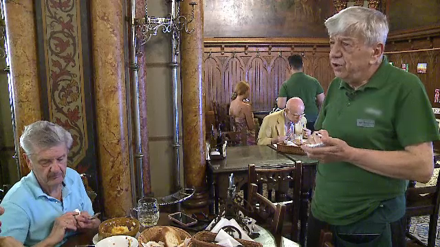 Angajatorii mizează tot mai mult pe pensionari. Nea Ion lucrează ca ospătar din 1973