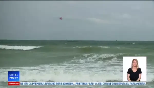 Adolescent dispărut în mare. Salvatorii îl caută cu un elicopter și navă cu sonar