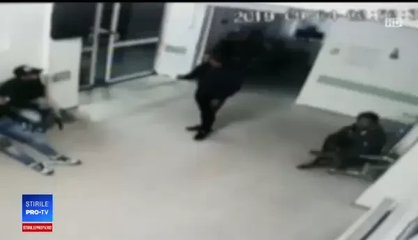 Scene de groază la spitalul din Roman. Un bărbat a scos cuțitul la UPU și a sărit la bătaie