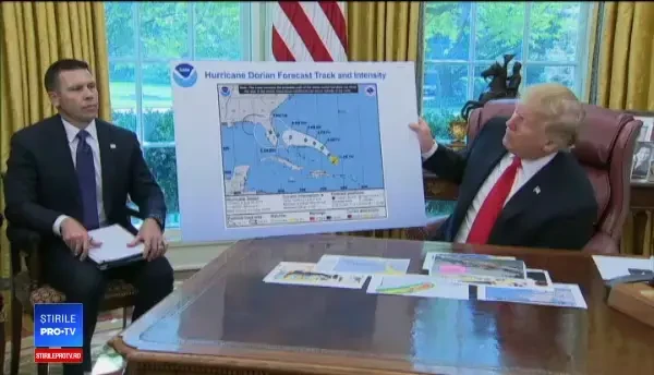 Donald Trump a modificat cu markerul harta cu traseul uraganului Dorian
