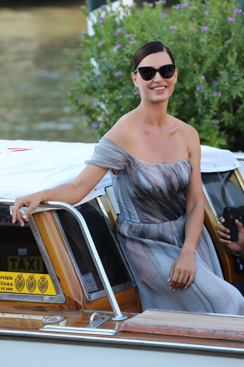 Modelul român care a atras toate privirile la Festivalul de Film de la Veneția. FOTO