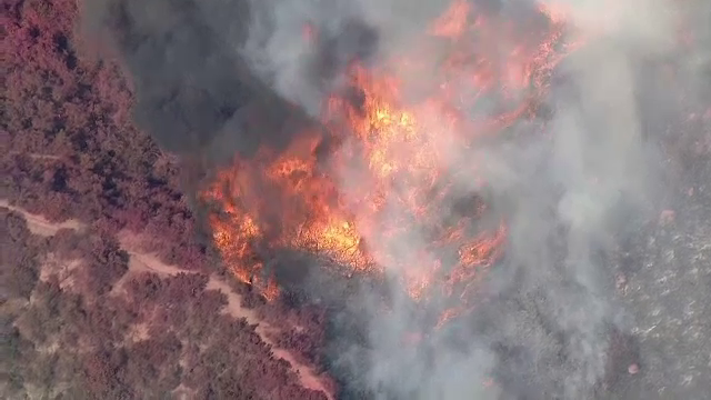 Incendii devastatoare în California: sute de oameni evacuați, școli închise