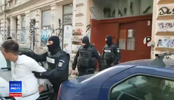 Patru bărbați reținuți pentru furt din buzunare în Centrul Vechi