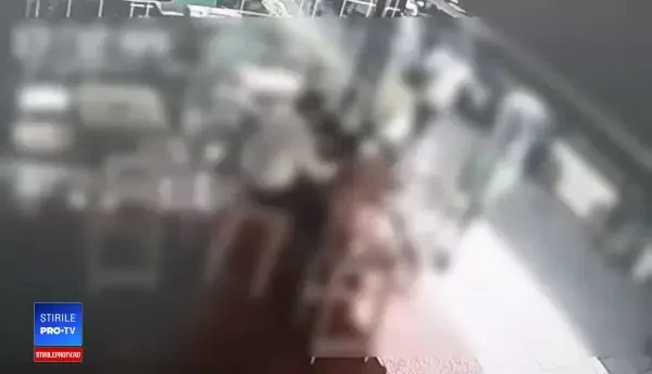 Cum sunt tâlhăriți străinii în Centrul Vechi din Capitală. Imagini de pe camere