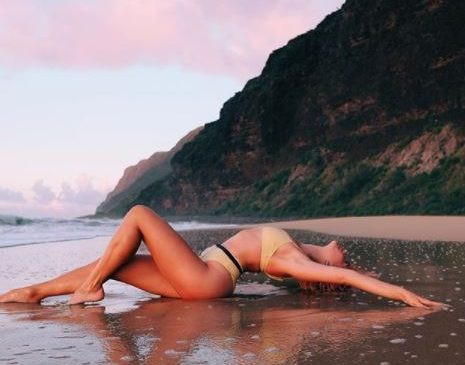 Vedetele, fotografiate în aceeași poziție pe plajă. Trendul lansat de surorile Kardashian