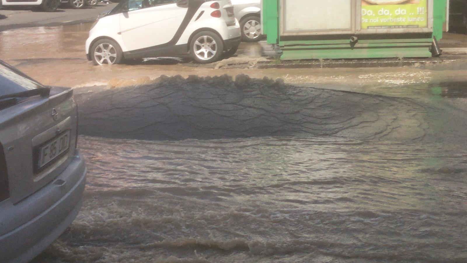 Bulevard inundat, aproape de centrul Capitalei. Asfaltul a început să se ridice