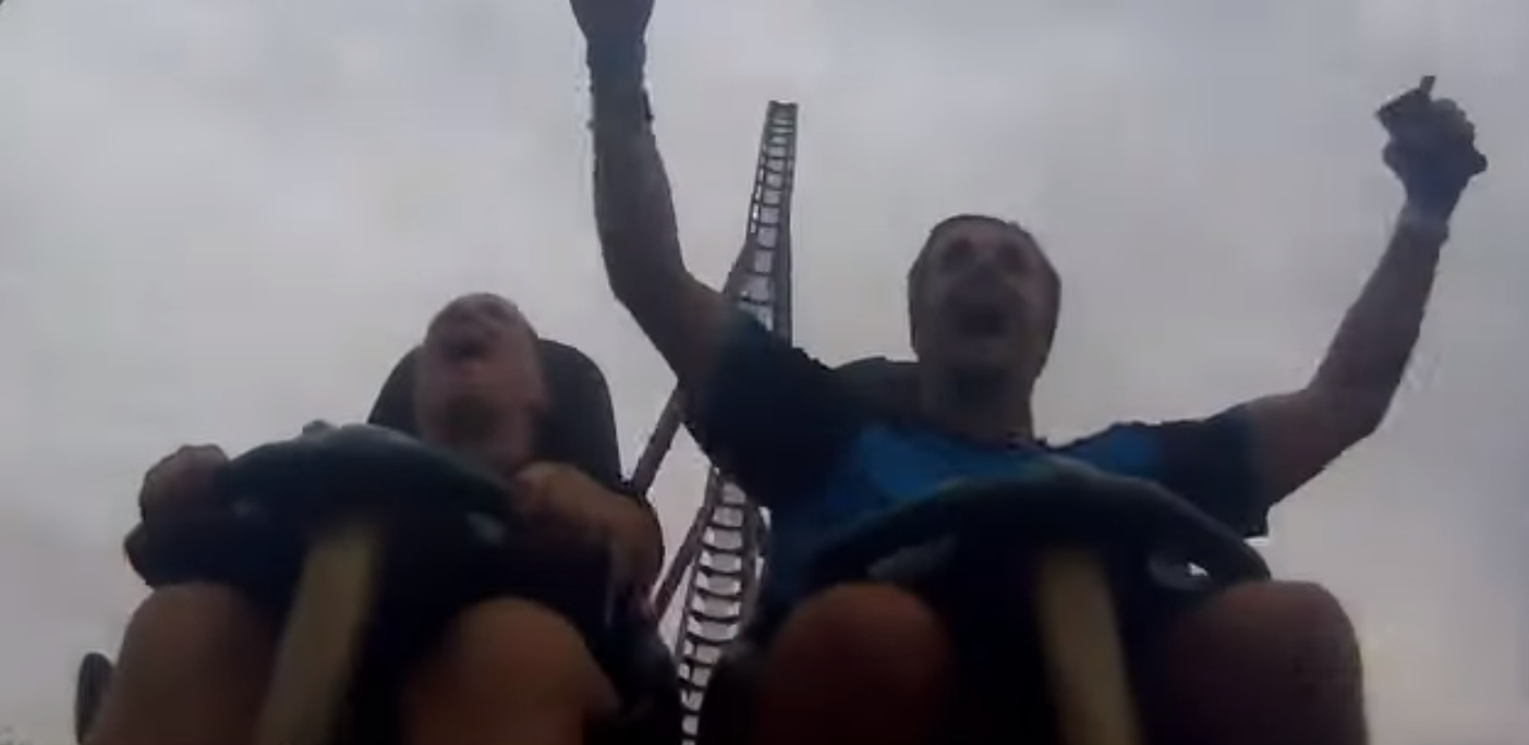 Momentul în care un tânăr reușește să prindă un telefon, în timp ce se află într-un carusel