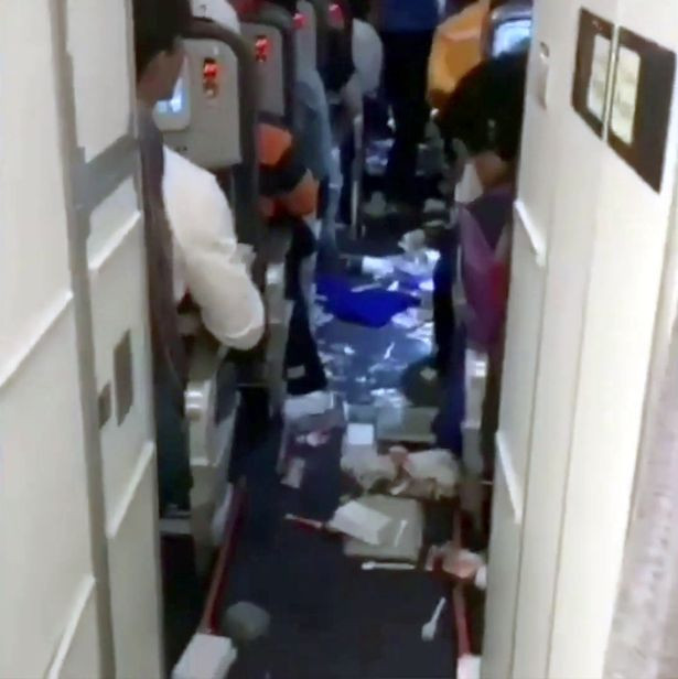 Momente terifiante în aer. Pasageri, aruncați din scaune din cauza turbulențelor severe