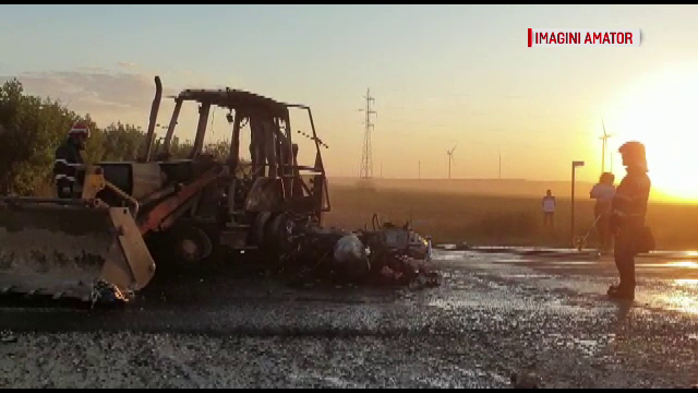 Filmul accidentului cu 2 morți, din Constanța. Motocicleta lovită de excavator a luat foc