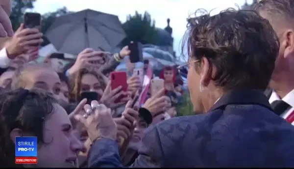 Motivul pentru care Johnny Depp a stat în ploaie la Festivalul de la Veneţia