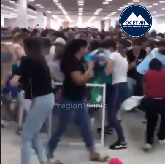 Momentul în care femeile dintr-un magazin se bat pe haine la reducere. VIDEO