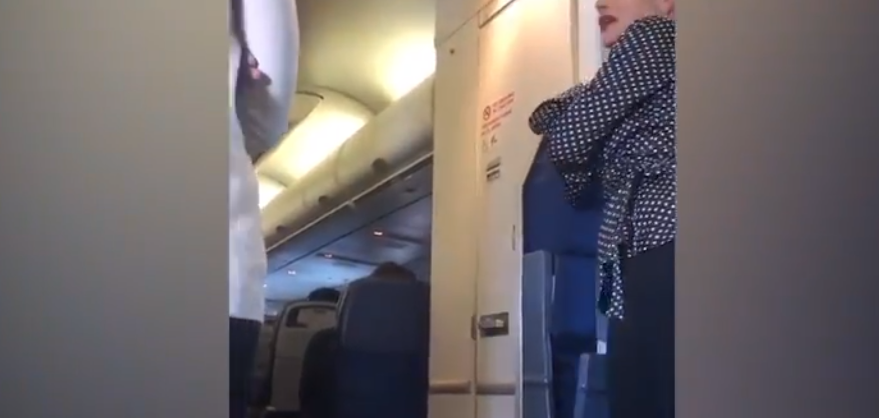 Cum a fost surprins un cuplu în toaleta avionului. Pasagerii au făcut coadă în față