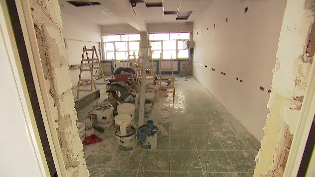 Școlile care arată ca un șantier la început de an școlar. Elevii mai stau acasă o săptămână