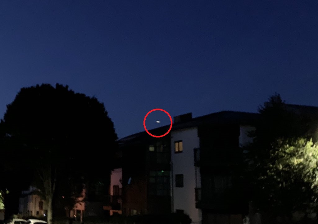 Val de apeluri la poliție după apariția unor luminițe pe cer. Ce erau de fapt