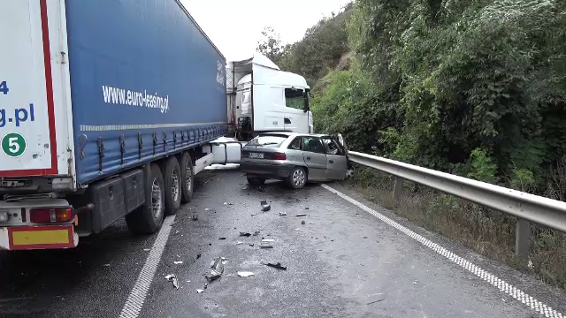 Un bărbat în stare gravă, după ce mașina sa a fost lovită de un tir în Arad