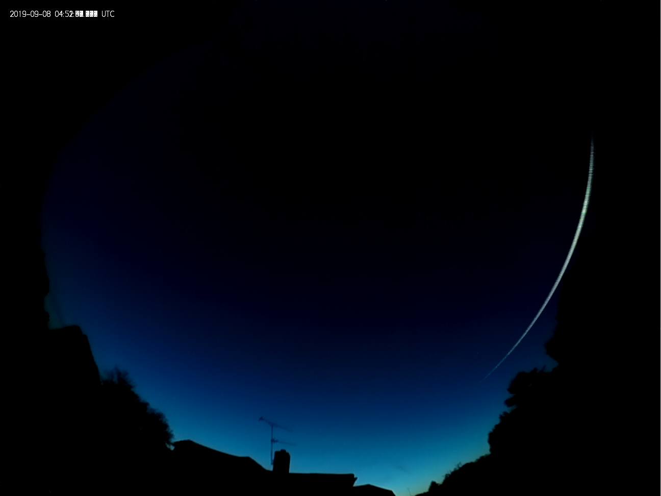 A sunat la poliție crezând că s-au ciocnit două avioane. Ce se întâmplase, de fapt, pe cer