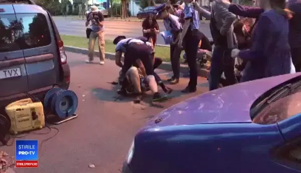 Scandal în fața sediului PSD. Protestatarul „Ceaușescu”, imobilizat de poliție