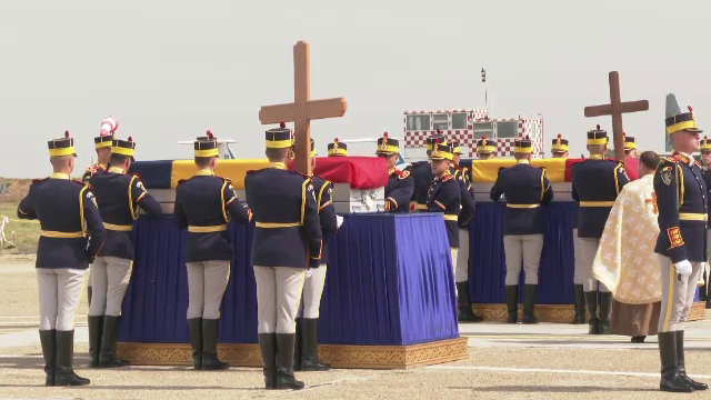 Trupurile românilor ucişi în Afganistan au fost repatriate. Familiile, cu ochii în lacrimi