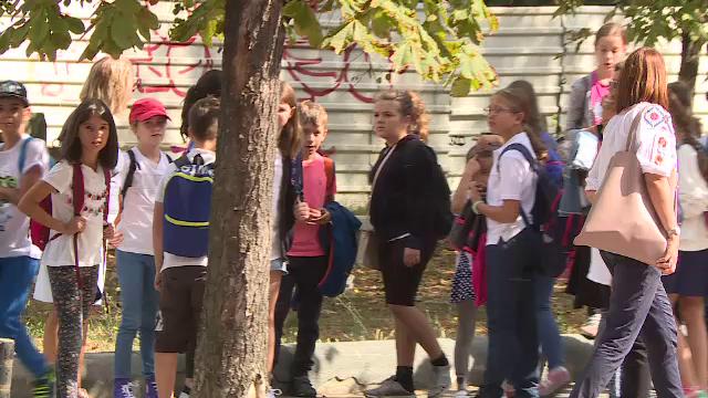 Elevii unei școli ”șantier” din Capitală, trimiși în parc pentru lecții