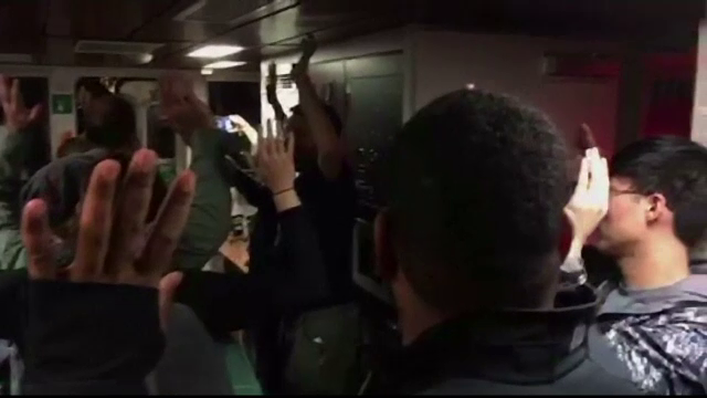 Momentul în care un vas "Greenpeace" e luat cu asalt de trupe comando