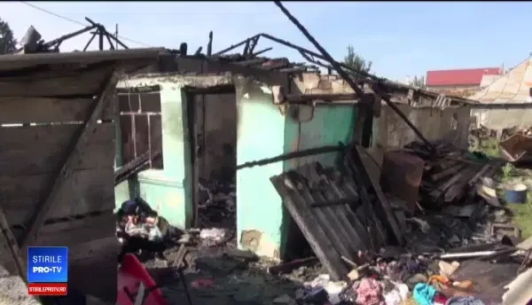 Pensionari rămași pe drumuri, după ce un incendiu le-a mistuit casa. Femeia e paralizată