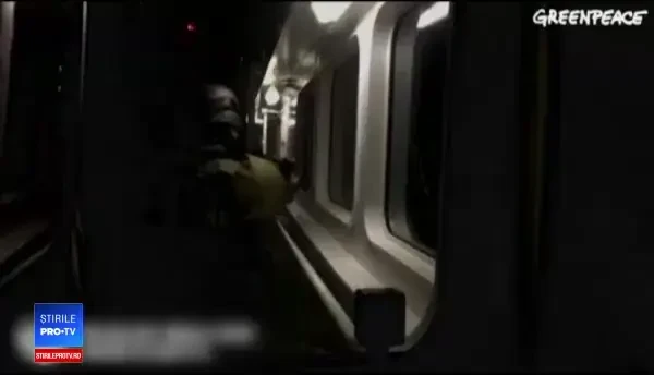 Momentul în care un vas "Greenpeace" e luat cu asalt de trupe comando