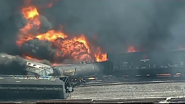 Stare de alertă după ce un tren a luat foc. Mai mulți copii, evacuați din școli