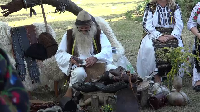 Meșterul român care le-a oferit opinci lui Macron și prințului Charles. Cât costă o pereche