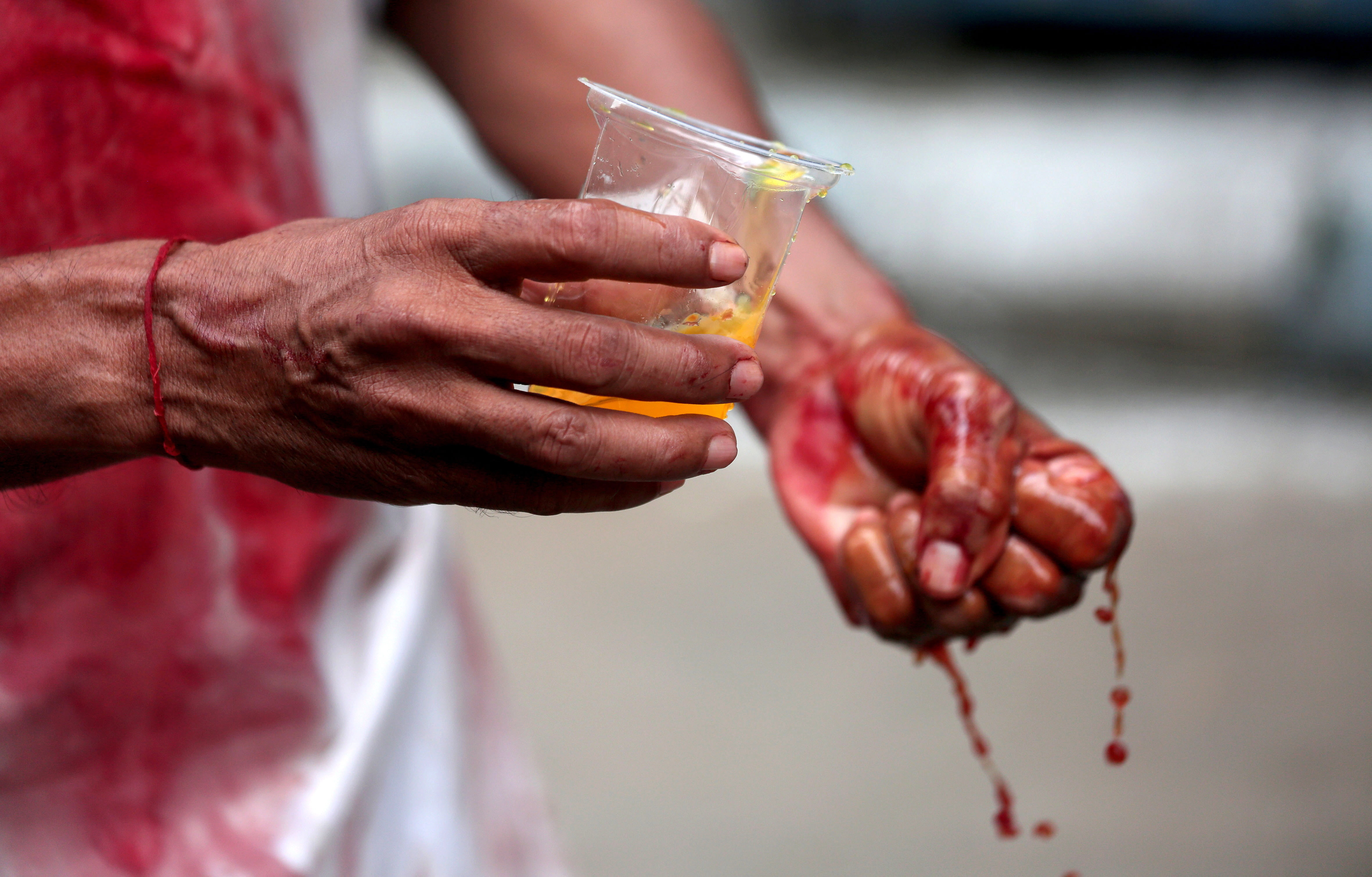 Imagini șocante la un festival din Irak. Oamenii s-au tăiat cu săbiile pe cap