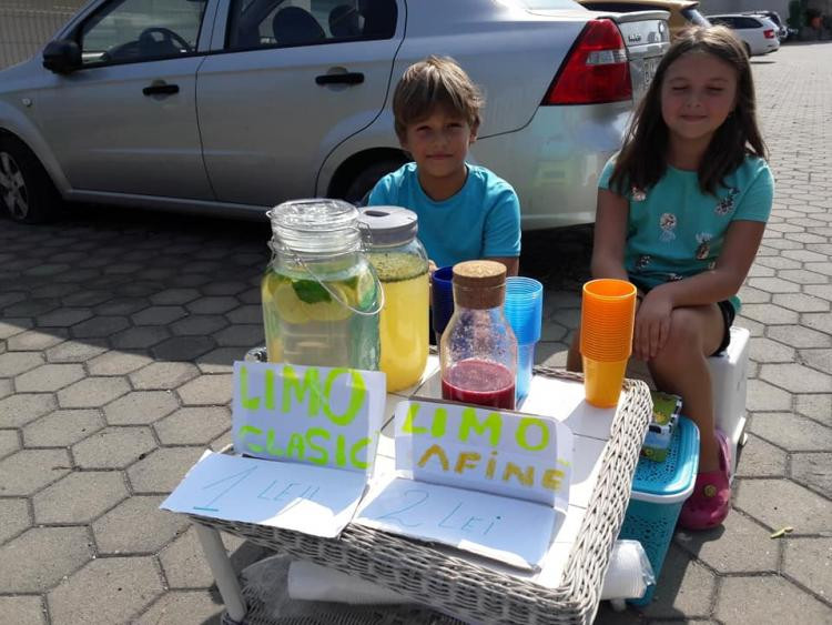 Doi copii din Cluj-Napoca și-au făcut propria afacere. Ce vând cei doi în fața blocului